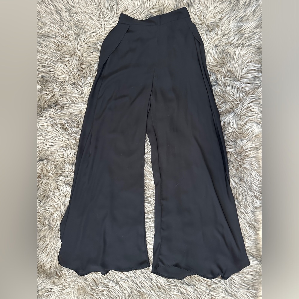 Black pants in SMALL slits on both sides